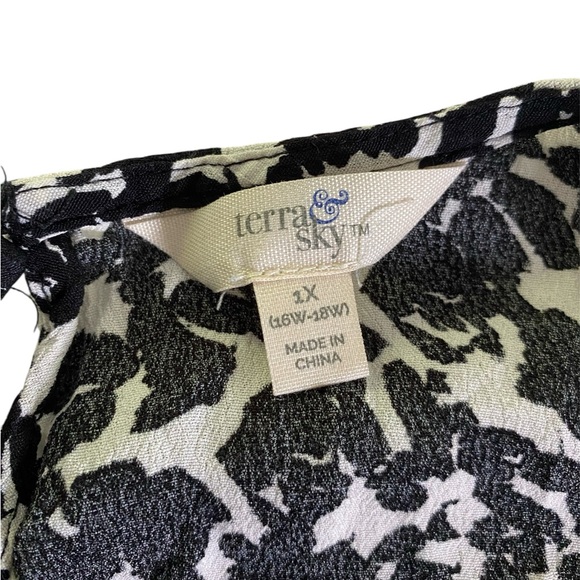 Terra & Sky Black and White Smocked Blouse Size 1X - Picture 3 of 5